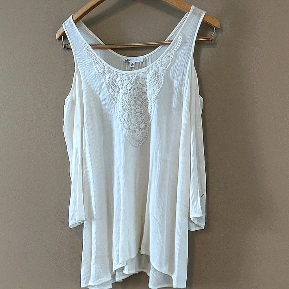 DR2 white lacy cold shoulder 3/4 sleeve top